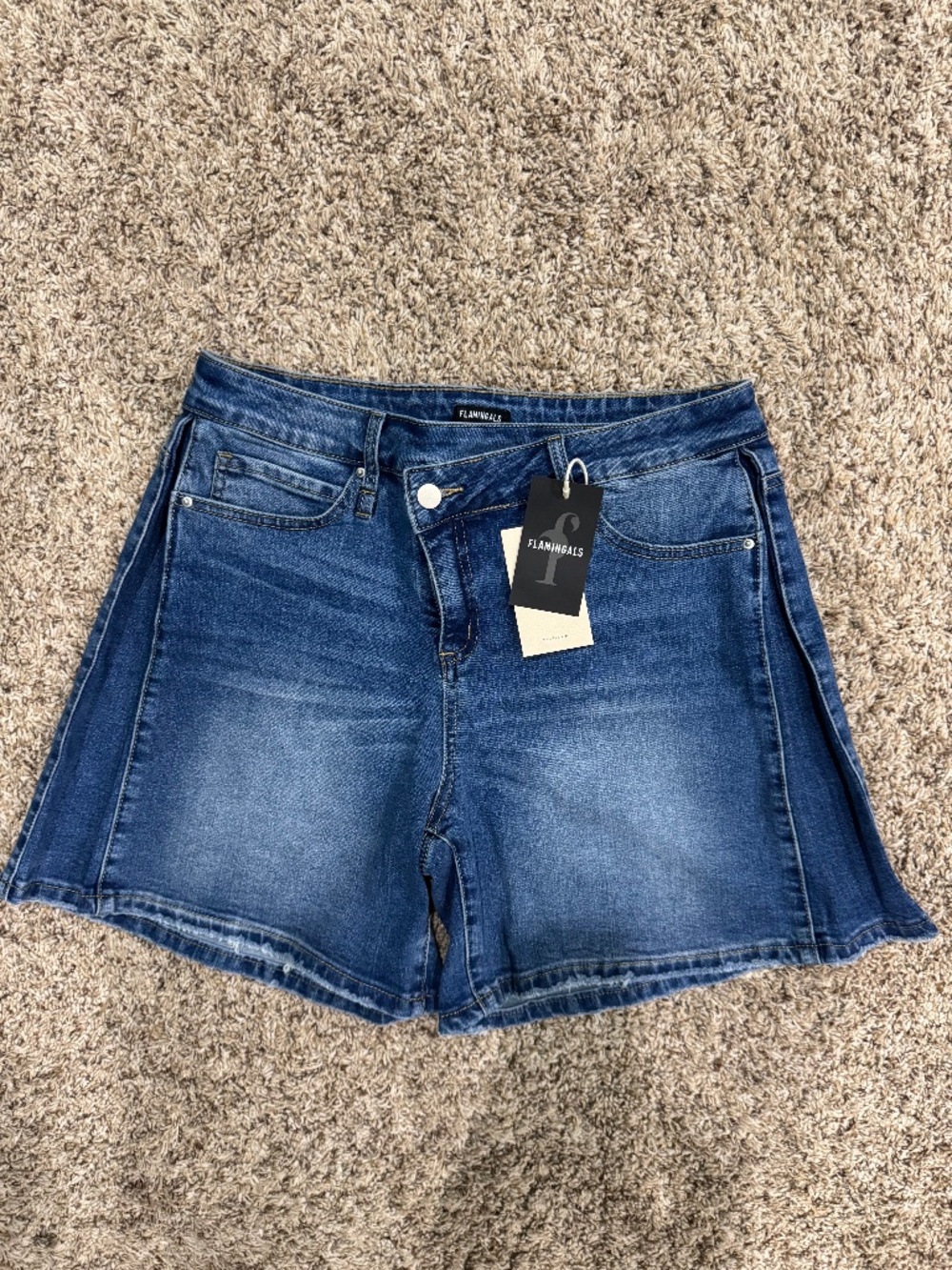 Flamingals Mid-Wash Denim Shorts w/asymmetric waistband for curves Large NWT